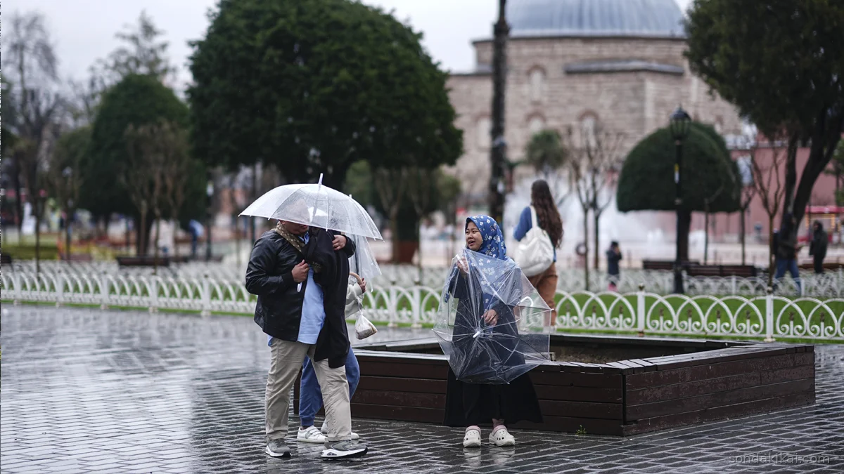 İstanbul'da Kış Yüzünü Gösterdi: Şehir Yağmur ve Soğuğa Teslim