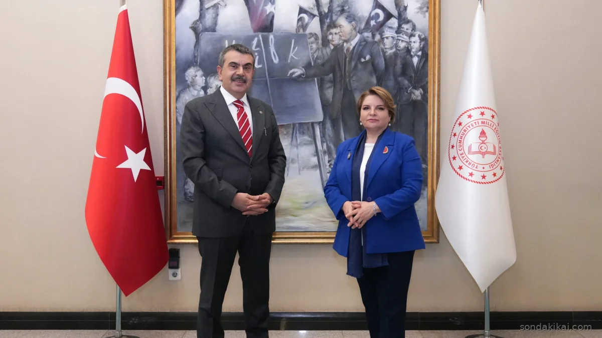 Eğitimde Ramazan Gerilimi: Bakan Tekin'den Özel'e 'Özür Dile' Çağrısı