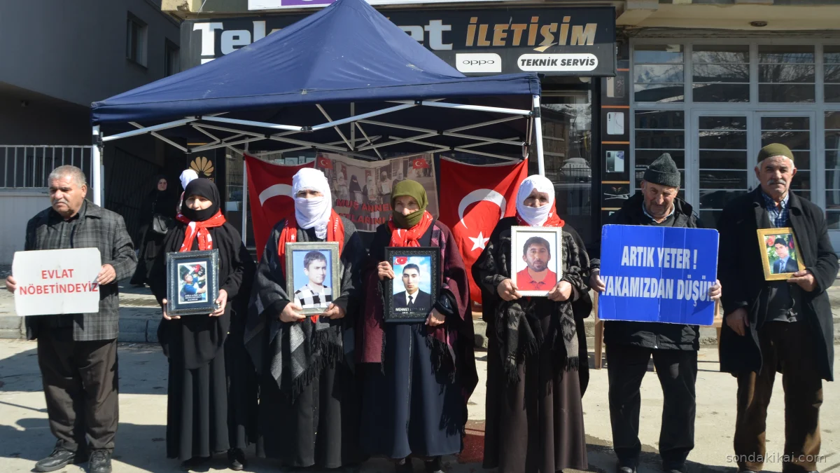 Evlat Acısı Dinmiyor: DEM Parti Önünde Gözyaşlı Bekleyiş