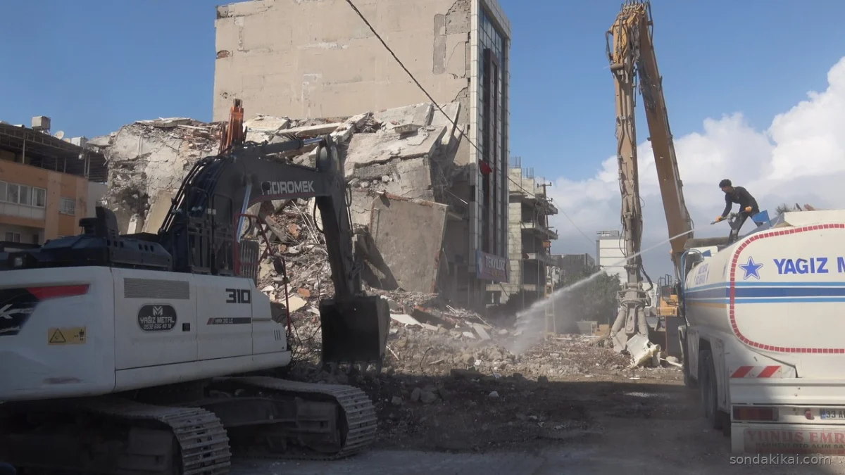 İskenderun'da Deprem Yarası Kapanıyor: Ağır Hasarlı Bina Yıkıldı