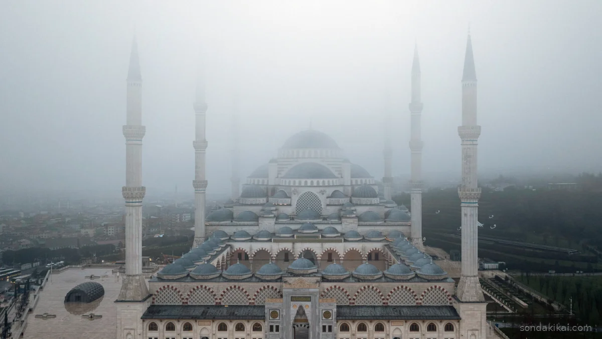 İstanbul'da Bayram Sabahı Sis Perdesi: Boğaz Gizemli Örtüye Büründü