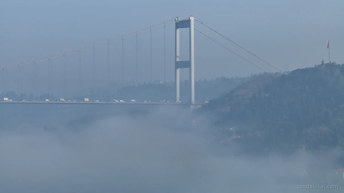 İstanbul'u Büyüleyen Sis Perdesi: Kentin İki Yakası Görünmez Oldu