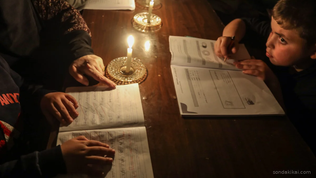 Gazze'nin Karanlık Geceleri: Çocukların Mum Işığında Umut Mücadelesi