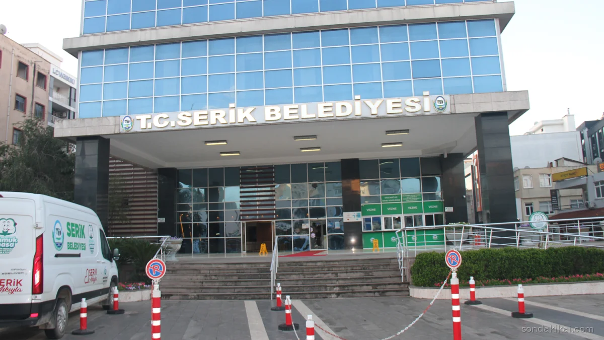 Serik Belediye Binasına Şok Saldırı: Güvenlik Endişeleri Tırmanıyor